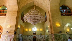 تعویض لوستر حرم امام علی (ع)