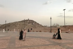 زیارت قبرحضرت حمزه و قبورشهدای احد در مدینه منوره – گزارش تصویری 3
