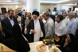 سرپرست حجاج ایرانی درجمع زائران رسول الله (ص):

 مردم ولی نعمت ما هستند، از هر اقدامی برای رفاه و آسایش زوار دریغ نخواهیم کرد     3