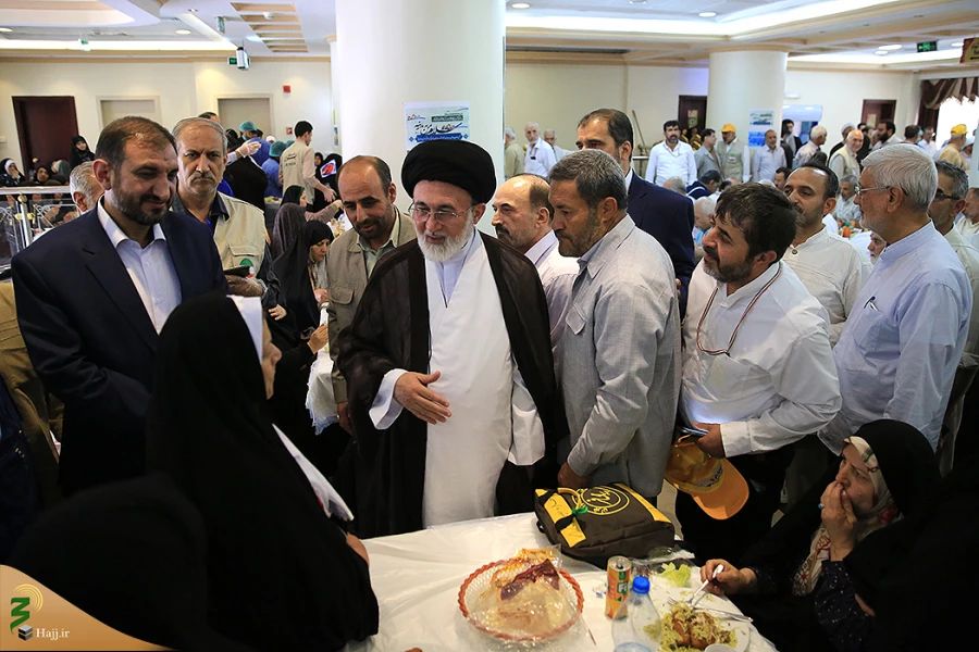 سرپرست حجاج ایرانی درجمع زائران رسول الله (ص):

 مردم ولی نعمت ما هستند، از هر اقدامی برای رفاه و آسایش زوار دریغ نخواهیم کرد     3
