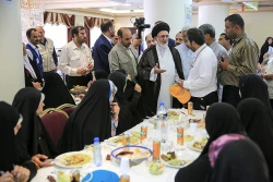 سرپرست حجاج ایرانی درجمع زائران رسول الله (ص):

 مردم ولی نعمت ما هستند، از هر اقدامی برای رفاه و آسایش زوار دریغ نخواهیم کرد     4