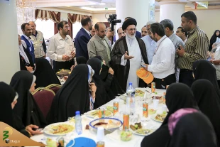 سرپرست حجاج ایرانی درجمع زائران رسول الله (ص):

 مردم ولی نعمت ما هستند، از هر اقدامی برای رفاه و آسایش زوار دریغ نخواهیم کرد     4