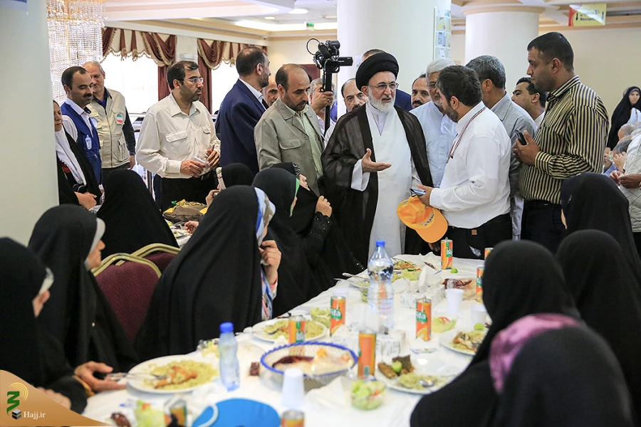 سرپرست حجاج ایرانی درجمع زائران رسول الله (ص):

 مردم ولی نعمت ما هستند، از هر اقدامی برای رفاه و آسایش زوار دریغ نخواهیم کرد     4