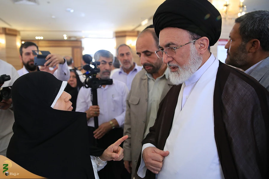 سرپرست حجاج ایرانی درجمع زائران رسول الله (ص):

 مردم ولی نعمت ما هستند، از هر اقدامی برای رفاه و آسایش زوار دریغ نخواهیم کرد     6