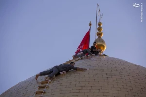 شستشوی گنبد حرم حضرت ابوالفضل(ع) - تصویری
