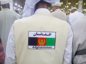حضور  انبوه مسلمانان با پوشش های رنگارنگ در شهر پیامبر