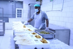 طبخ و توزیع غذای زایران ایرانی در مسیر شجره به مکه 5