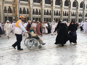 با راهنمایان زائران در مکه 
