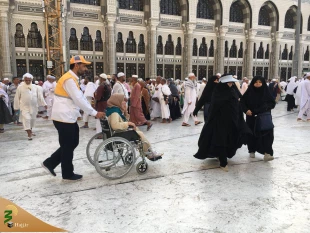 با راهنمایان زائران در مکه  6