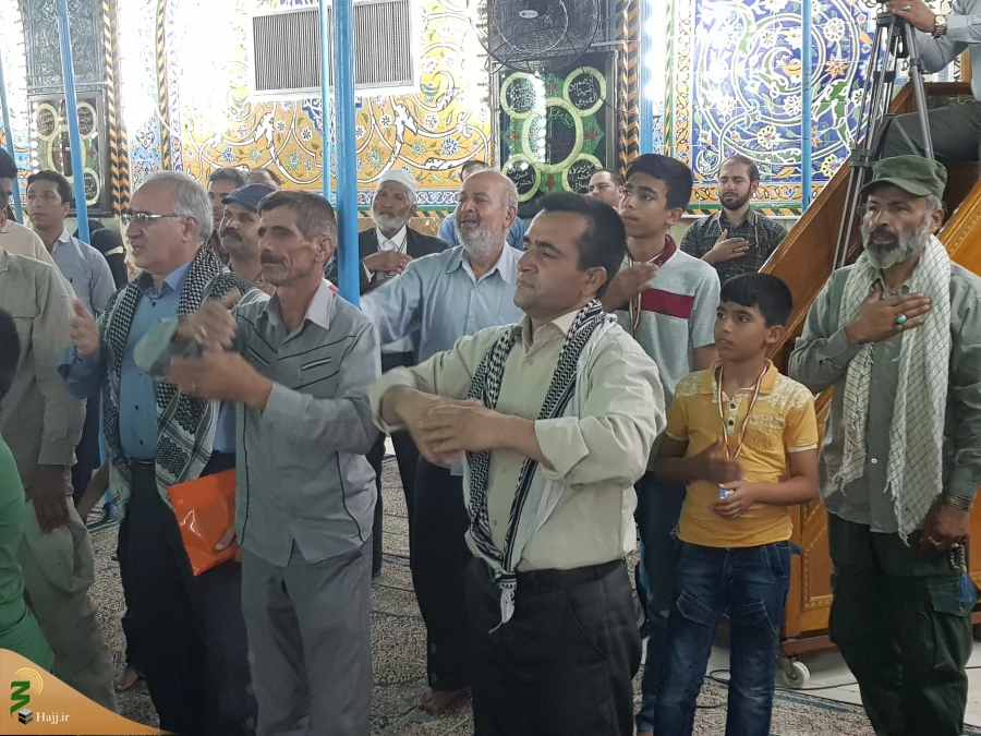 دعای کمیل زائران حسینی عارفانه و عاشقانه زمزمه شد + تصاویر

زائران ایرانی با حضور پرشور خود در خیمه گاه امام حسین(ع)، دعای پرفیض کمیل را عاشقانه و عارفانه زمزمه کردند. 2