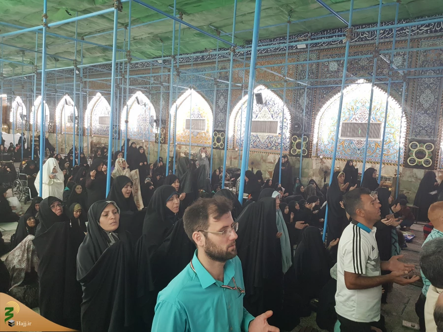 دعای کمیل زائران حسینی عارفانه و عاشقانه زمزمه شد + تصاویر

زائران ایرانی با حضور پرشور خود در خیمه گاه امام حسین(ع)، دعای پرفیض کمیل را عاشقانه و عارفانه زمزمه کردند. 2