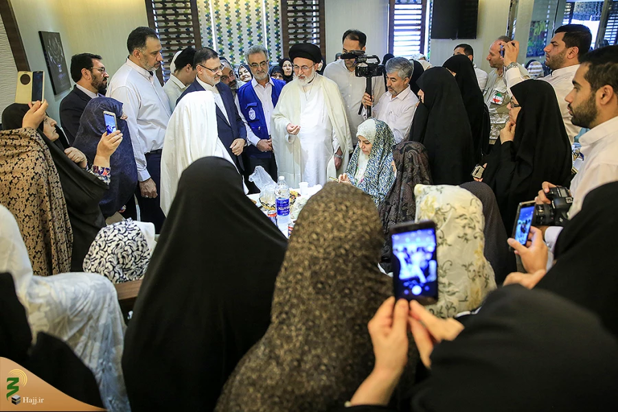 دیدار سرپرست حجاج ایرانی با زائران کشورمان در مکه 10دیدار سرپرست حجاج ایرانی با زائران کشورمان در مکه 21