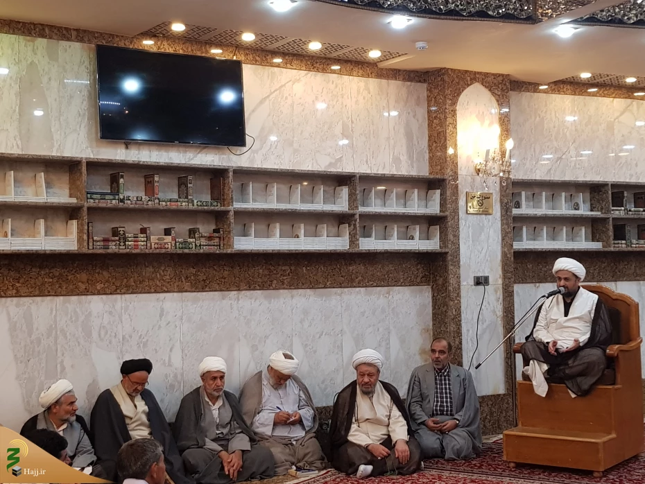 سبب اصلى حرکت کشتی حضرت نوح (ع) ذوات مقدّسه اهل بیت عصمت و طهارت (ع) بودند.

خطیب بعثه مقام معظم رهبری در کربلا در جمع زائرین ایرانی در سرداب علقمی گفت:پیامبر اکرم (ص)فرمود: الواح، چوب‏ هاى کشتى و ما، میخ ‏هاى آن بودیم و اگر ما نبودیم کشتى مسافرانش را ح