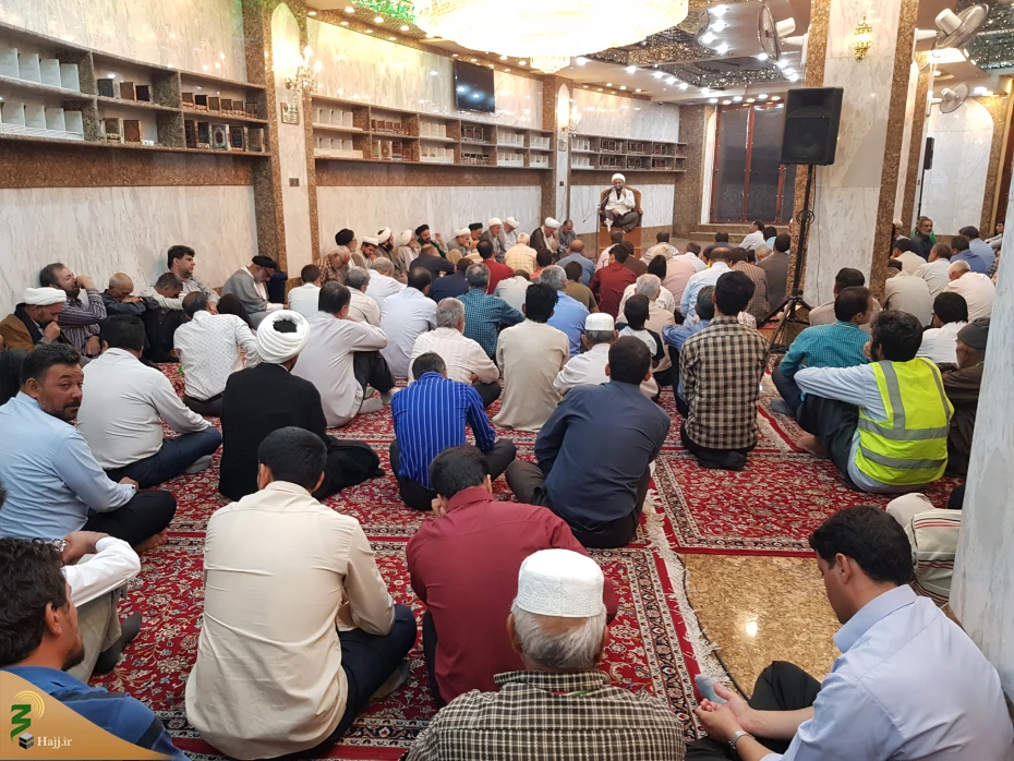 سبب اصلى حرکت کشتی حضرت نوح (ع) ذوات مقدّسه اهل بیت عصمت و طهارت (ع) بودند.

خطیب بعثه مقام معظم رهبری در کربلا در جمع زائرین ایرانی در سرداب علقمی گفت:پیامبر اکرم (ص)فرمود: الواح، چوب‏ هاى کشتى و ما، میخ ‏هاى آن بودیم و اگر ما نبودیم کشتى مسافرانش را ح