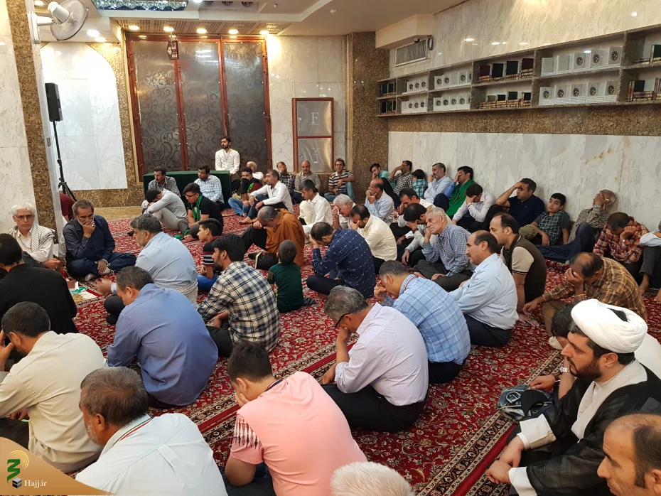 سبب اصلى حرکت کشتی حضرت نوح (ع) ذوات مقدّسه اهل بیت عصمت و طهارت (ع) بودند.

خطیب بعثه مقام معظم رهبری در کربلا در جمع زائرین ایرانی در سرداب علقمی گفت:پیامبر اکرم (ص)فرمود: الواح، چوب‏ هاى کشتى و ما، میخ ‏هاى آن بودیم و اگر ما نبودیم کشتى مسافرانش را ح