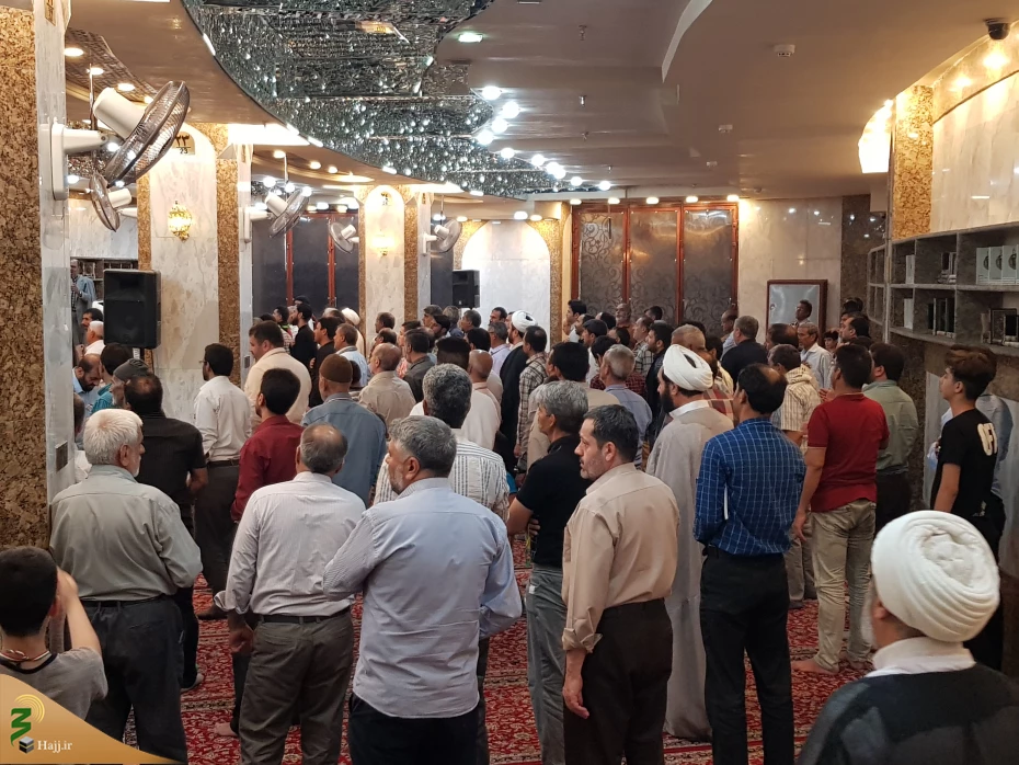 سبب اصلى حرکت کشتی حضرت نوح (ع) ذوات مقدّسه اهل بیت عصمت و طهارت (ع) بودند.

خطیب بعثه مقام معظم رهبری در کربلا در جمع زائرین ایرانی در سرداب علقمی گفت:پیامبر اکرم (ص)فرمود: الواح، چوب‏ هاى کشتى و ما، میخ ‏هاى آن بودیم و اگر ما نبودیم کشتى مسافرانش را ح