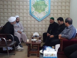 دیدار خادمان حرم امام علی بن موسی الرضا علیه السلام با مسئول بعثه شهر کاظمین

در این دیدار حجه الاسلام والمسلمین کاردان مسئول بعثه مقام معظم رهبری ضمن خوشامدگویی، به بیان برخی فضایل و مناقب امام رضا علیه السلام پرداخت و در ادامه آقایان جعفری و سلطانی از