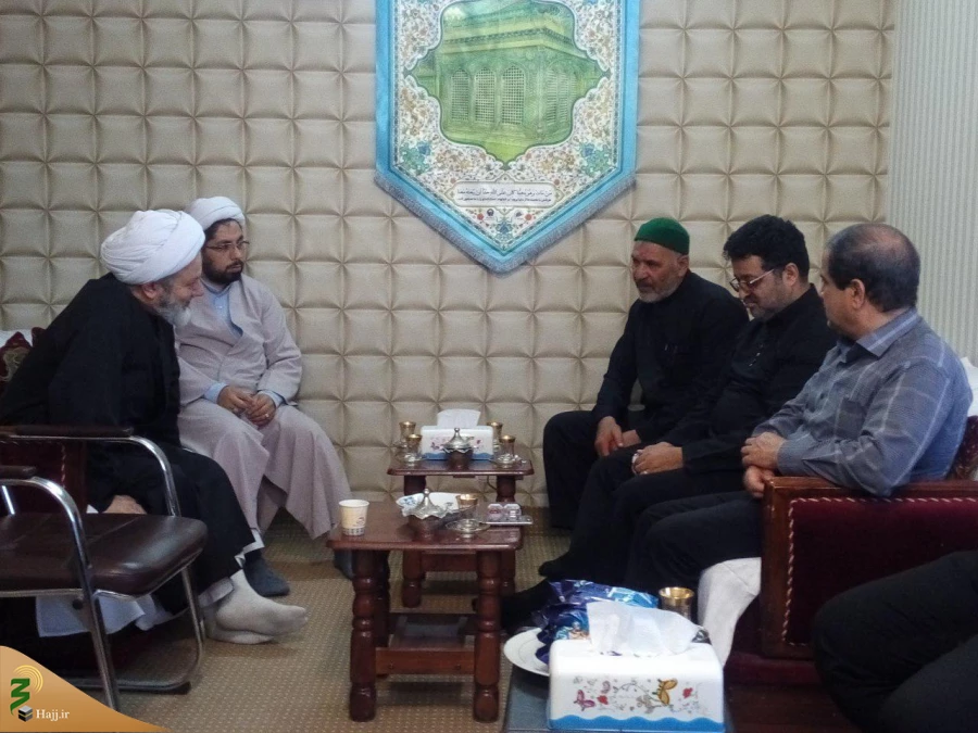 دیدار خادمان حرم امام علی بن موسی الرضا علیه السلام با مسئول بعثه شهر کاظمین

در این دیدار حجه الاسلام والمسلمین کاردان مسئول بعثه مقام معظم رهبری ضمن خوشامدگویی، به بیان برخی فضایل و مناقب امام رضا علیه السلام پرداخت و در ادامه آقایان جعفری و سلطانی از