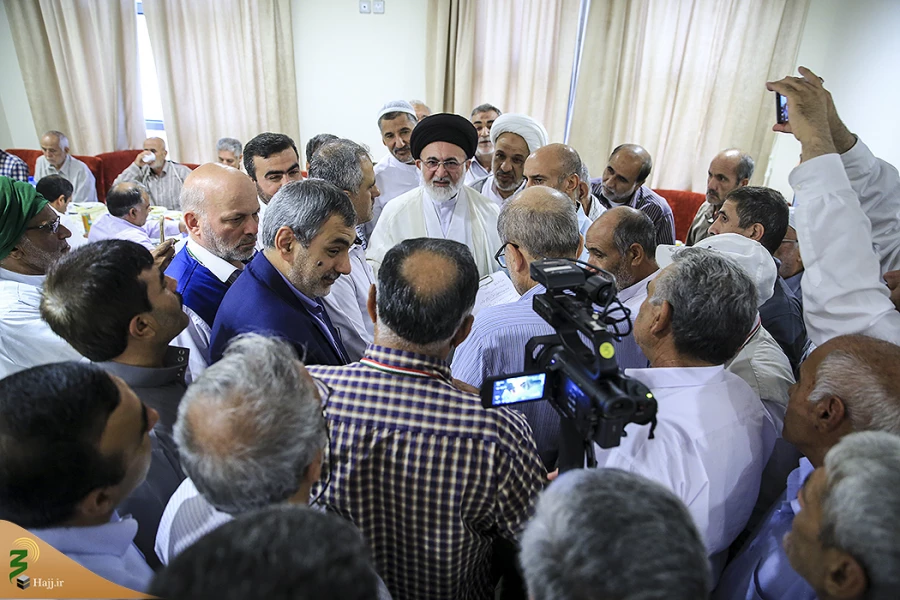 شور و شعف زائران از دیدارو گفتگو با سرپرست حجاج ایرانی 6