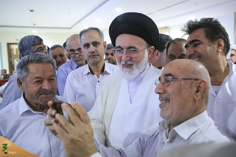 شور و شعف زائران از دیدارو گفتگو با سرپرست حجاج ایرانی 7