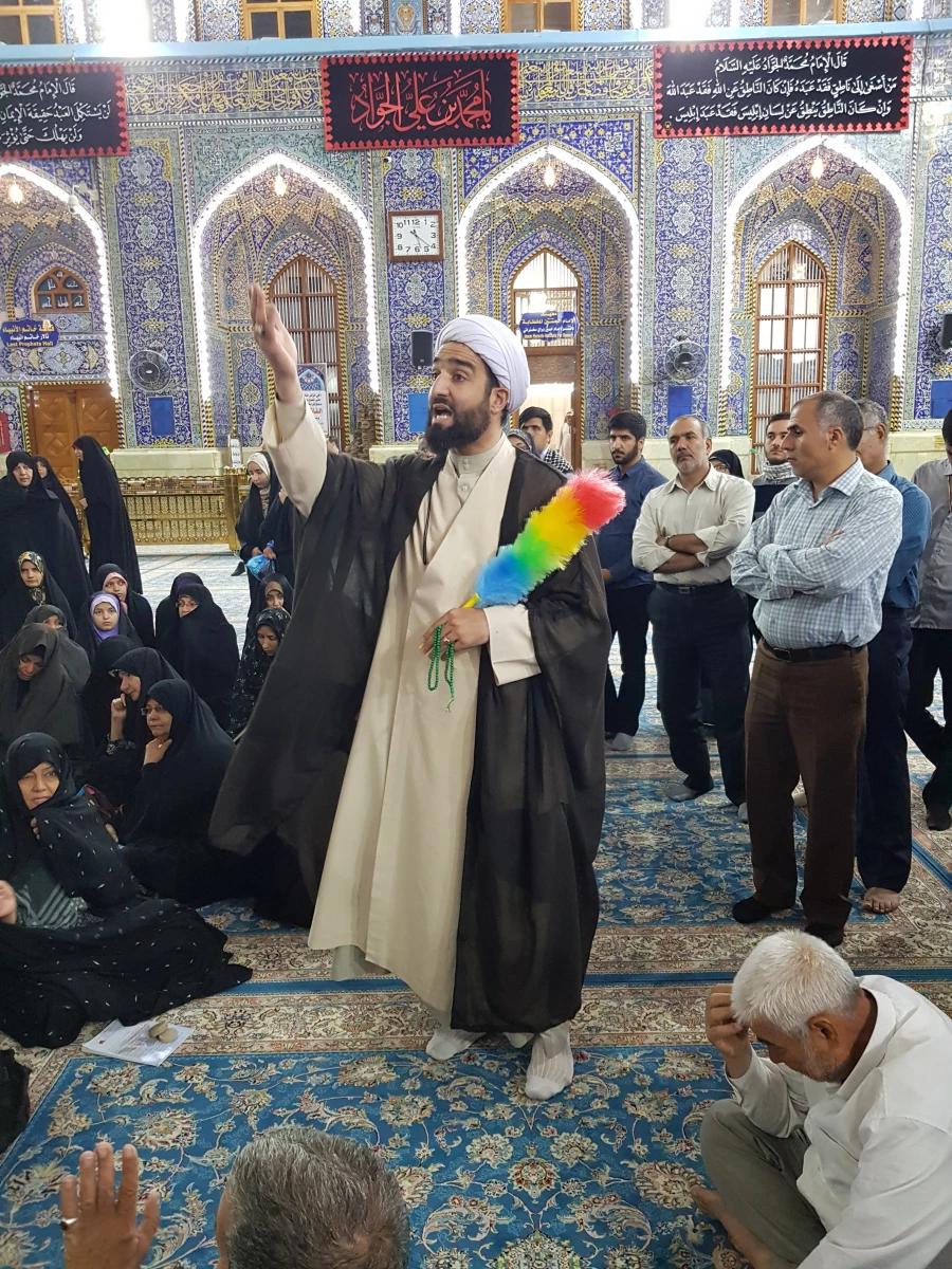 برنامه روایتگری معرفی ستارگان حرم درحرم سیدالشهدا(ع)

برنامه روایتگری باعنوان ستارگان حرم که به معرفی  زیارتگاه ها و به ویژه علمای مدفون در حرم سیدالشهدا علیه السلام میپردازد، بعداز برنامه سخنرانی ومداحی بعثه اغاز می شود. 2