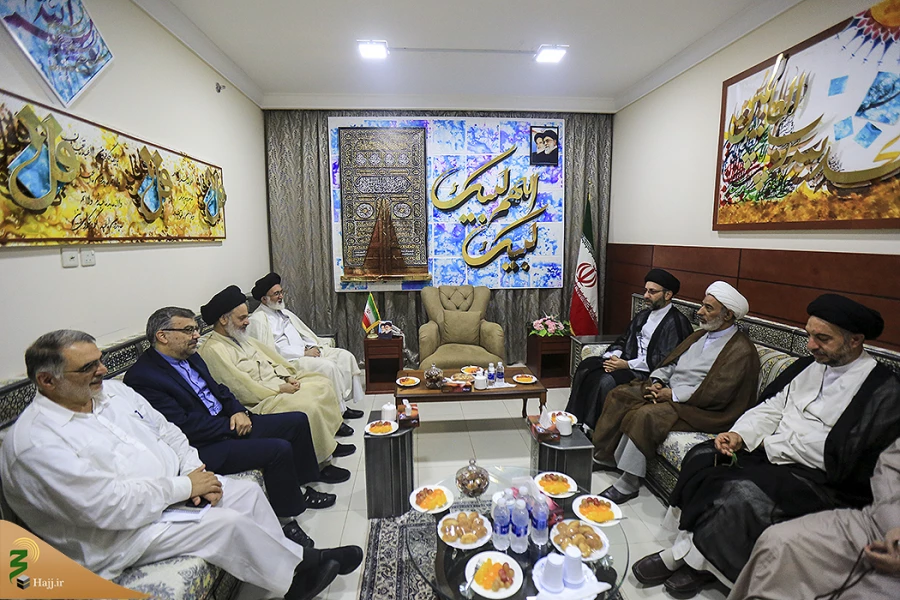 دیدار یادگار شهید محراب با سرپرست حجاج ایرانی درمکه 3