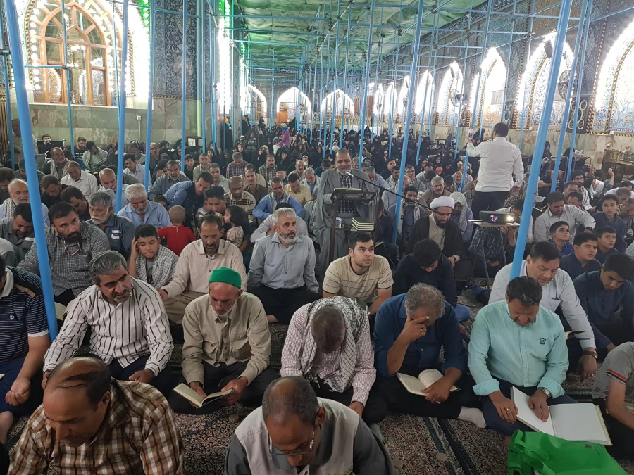 نوای روح بخش دعای کمیل در خیمه گاه حسینی

مراسم باشکوه دعای کمیل با حضور پرشور زائران اباعبدالله الحسین(ع) در خیمه گاه حسینی برگزار شد. 2