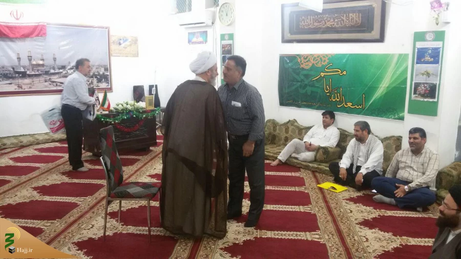 تقدیر از آزادگان سرافراز و خادم زائران در کاظمین

به مناسبت فرا رسیدن سالروز ورود سرافرازانه  آزادگان به میهن عزیز اسلامی، طی مراسمی با حضور مسئول بعثه مقام معظم رهبری در کاظمین و کارکنان ستاد شمسا، از آزادگان حاضر در ستاد با اهدای هدایایی تقدیر به عمل 