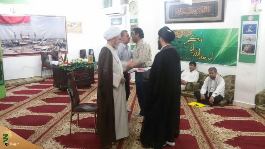 تقدیر از آزادگان سرافراز و خادم زائران در کاظمین

به مناسبت فرا رسیدن سالروز ورود سرافرازانه  آزادگان به میهن عزیز اسلامی، طی مراسمی با حضور مسئول بعثه مقام معظم رهبری در کاظمین و کارکنان ستاد شمسا، از آزادگان حاضر در ستاد با اهدای هدایایی تقدیر به عمل 