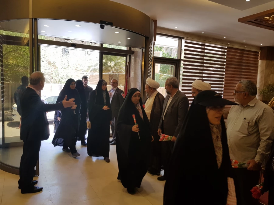 استقبال باشکوه از ورود اولین کاروان دانشگاهی به کربلا 

اولین کاروان دانشگاهیان در نوزدهمین دوره در بدو ورود به کربلا مورد استقبال گرم مسئول بعثه مقام معظم رهبری در کربلا و دیگر مسئولان قرار گرفتند. 5
