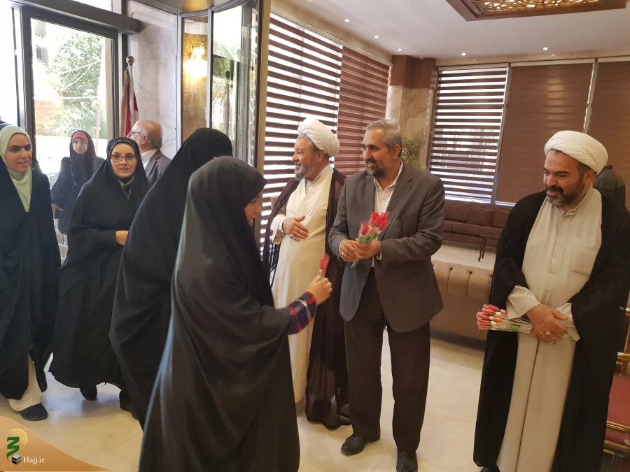 استقبال باشکوه از ورود اولین کاروان دانشگاهی به کربلا 

اولین کاروان دانشگاهیان در نوزدهمین دوره در بدو ورود به کربلا مورد استقبال گرم مسئول بعثه مقام معظم رهبری در کربلا و دیگر مسئولان قرار گرفتند. 6