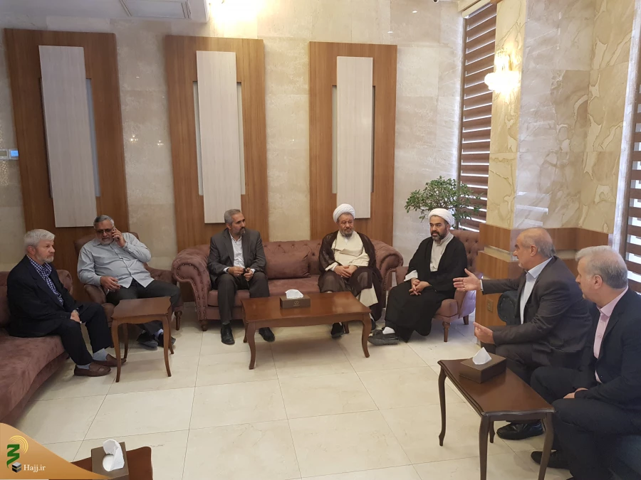 استقبال باشکوه از ورود اولین کاروان دانشگاهی به کربلا 

اولین کاروان دانشگاهیان در نوزدهمین دوره در بدو ورود به کربلا مورد استقبال گرم مسئول بعثه مقام معظم رهبری در کربلا و دیگر مسئولان قرار گرفتند. 3