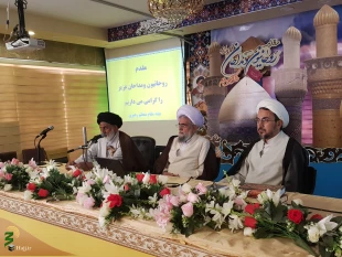 کریمانه ترین سفره معرفتی خداوند در روز عرفه

مسئول دفترنمایندگی بعثه مقام معظم رهبری درعراق گفت: ثواب زیارت امام حسین(ع) را در روز عرفه معادل یک میلیون حج با امام عصر(عج) ویک میلیون عمره با پیامبر ویک میلیون بنده درراه خدا آزاد کردن ویک میلیون اسب سوار 
