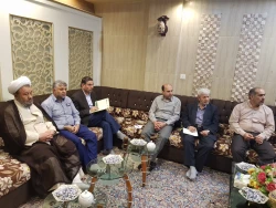 حضور زائران ایرانی نجف دردعای عرفه کربلا

درجلسه ویژه مراسم روز عرفه، که در دفتر بعثه مقام معظم رهبری در عراق، با حضور نماینده حج و زیارت و رئیس ستاد عملیات شمسا و مسئولین امن و هیات پزشکی تشکیل شد و مصوب شد زائران ایرانی مستقر درنجف اشرف دردعای عرفه کر