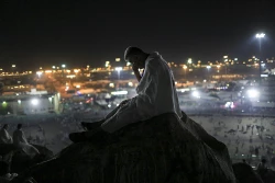 درک اسرار عرفات در شب نهم ذیحجه ؛ زائران بیت الله الحرام شب عرفه را با مناجات و دعا به صبح رساندند 22