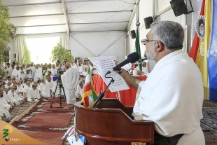 در قطعنامه پایانی مراسم برائت از مشرکین در صحرای عرفات:

زائران ایرانی هرگونه تلاش برای ایجاد شکاف درصفوف بهم فشرده امت اسلامی را به شدت محکوم کردند  7