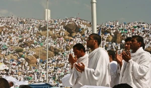 حجاج بيت الله يقفون بـ