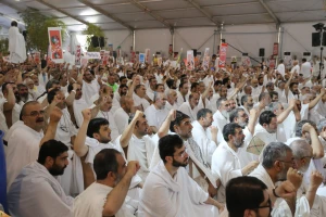 الحجاج يؤدون مراسم البراءة من المشركين على صعيد عرفات