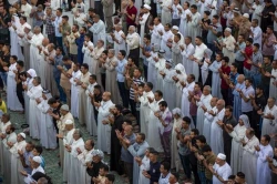 اقامه نماز عید قربان با حضور میلیونی زائرین در بین الحرمین کربلا 13