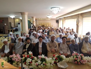 رسد آدمی به جایی که به جز خدا نبیند

مسئول دفترنمایندگی بعثه مقام معظم رهبری درعراق گفت: به امام حسین(ع)پسر سدره المنتهی گفتند زیرا فرزند پیامبری است که درمعراج به سدره المنتهی رسید آنجایی که فرشتگان را توان ورود نبود وبالاترین مقام سعود بشریت است. 4