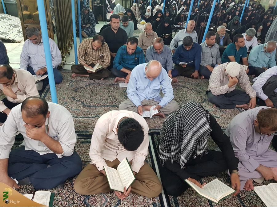 طنین نغمه های دعای ندبه در خیمـه‌گاه کربلا/عکس

زمزمه های دعای ندبه صبح جمعه این هفته نیز در خیمه گاه امام حسین(علیه السلام) طنین انداز شد و زائران و مجاوران سیدالشهدا به نجوای عارفانه و عاشقانه پرداختند. 3