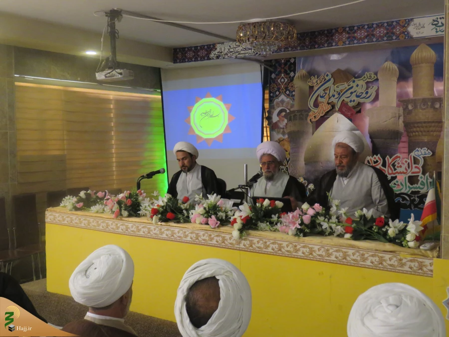 تحکیم اتحاد بین عراق  وایران عزت آفرین است  

مسئول دفترنمایندگی بعثه مقام معظم رهبری درعراق گفت: نظم وانظباط شخصیت انسان را نشان می دهد در طول سفر آن را رعایت کنیم  ودر مسیر وسیطره ها وحرم مطهر بانظم ووقار عبور کنیم وبا مأمورین  تفتیش در سیطره ها همکار