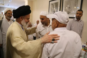 دیدار آیت الله حسینی بوشهری با زائران در هتل حیات مدینه منوره