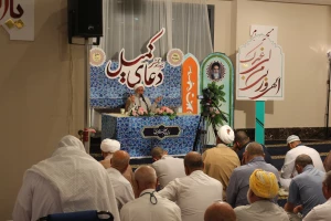 زمزمه دعای روحبخش کمیل در جوار حرم امن الهی