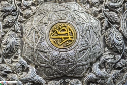 همزمان با فرارسیدن عید غدیر خم، صحن مطهر به کتیبه های ولائی مزین شد 7