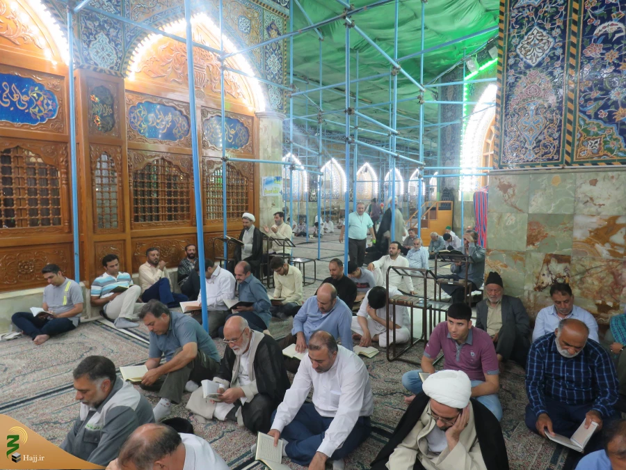 زمزمه روحبخش دعای کمیل در خیمه گاه حسینی طنین انداز شد

در شب زیارتی حضرت اباعبدالله الحسین(ع)،خیمه گاه حسینی در کربلای معلی میزبان زایرینی بود که برای سر دادن ندای «لبیک یا حسین» و قرائت دعای روحبخش کمیل همنوا شدند و یکصدا ندای« یا سربع الرضا» را زمزمه