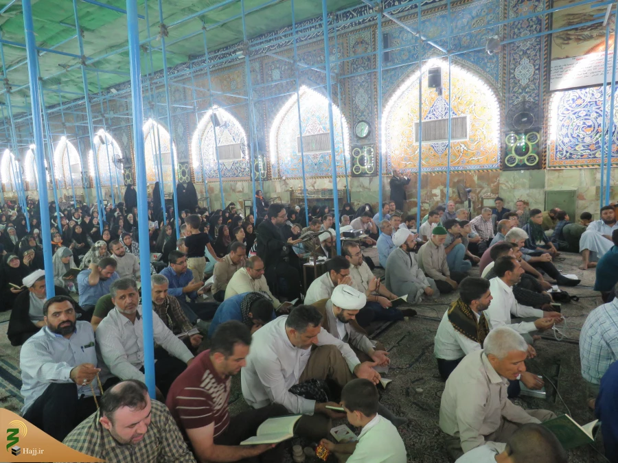 زمزمه روحبخش دعای کمیل در خیمه گاه حسینی طنین انداز شد

در شب زیارتی حضرت اباعبدالله الحسین(ع)،خیمه گاه حسینی در کربلای معلی میزبان زایرینی بود که برای سر دادن ندای «لبیک یا حسین» و قرائت دعای روحبخش کمیل همنوا شدند و یکصدا ندای« یا سربع الرضا» را زمزمه