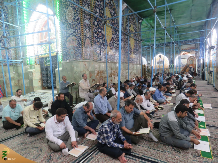 زمزمه روحبخش دعای کمیل در خیمه گاه حسینی طنین انداز شد

در شب زیارتی حضرت اباعبدالله الحسین(ع)،خیمه گاه حسینی در کربلای معلی میزبان زایرینی بود که برای سر دادن ندای «لبیک یا حسین» و قرائت دعای روحبخش کمیل همنوا شدند و یکصدا ندای« یا سربع الرضا» را زمزمه