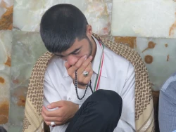 زمزمه روحبخش دعای کمیل در خیمه گاه حسینی طنین انداز شد

در شب زیارتی حضرت اباعبدالله الحسین(ع)،خیمه گاه حسینی در کربلای معلی میزبان زایرینی بود که برای سر دادن ندای «لبیک یا حسین» و قرائت دعای روحبخش کمیل همنوا شدند و یکصدا ندای« یا سربع الرضا» را زمزمه