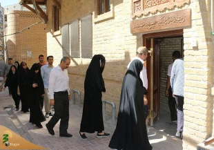 آشنایی دانشجویان باسیره امام خمینی در نجف اشرف

کاروانهای دانشجویی حاضردر نجف اشرف پس از حضور در مقام صافی صفای یمانی وشرکت در برنامه روایتگری از کعبه تا کوثر, در محل بیت امام خمینی (ره) در نجف اشرف حضور یافته وبا سیره اخلاقی,عرفانی,علمی وزندگانی امام ر